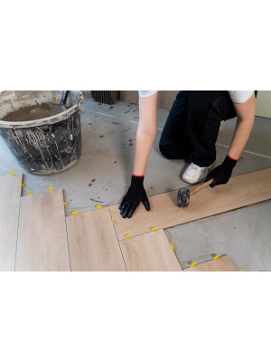 Revêtements de sols carrelage-travailleur-angle-eleve